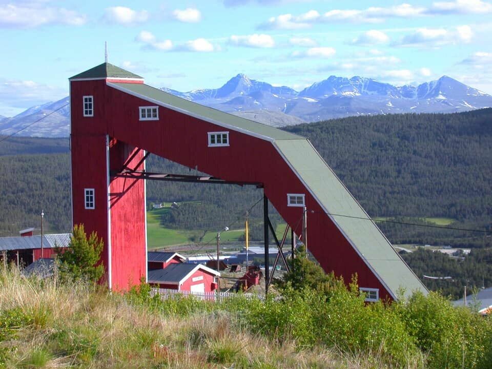 Løperne på 100 miles vil blant annet passere Folldal Gruver - som nå er museum - med fantastiske Rondane i bakgrunnen. (Foto: Salomon Rondane 100) Løperne på 100 miles vil blant annet passere Folldal Gruver - som nå er museum - med fantastiske Rondane i bakgrunnen. (Foto: Salomon Rondane 100)