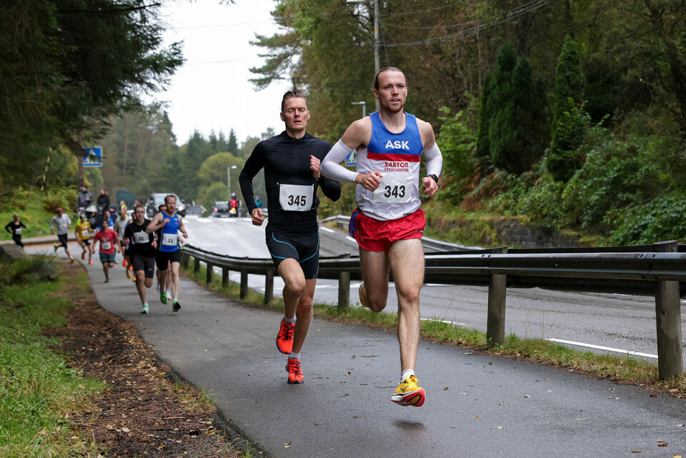 Marius Garmann Sørli langer ut fra Alvøen Idrettspark, men Geir Føleide henger seg på ryggen hans. (Foto: Arne Dag Myking) Marius Garmann Sørli langer ut fra Alvøen Idrettspark, men Geir Føleide henger seg på ryggen hans. (Foto: Arne Dag Myking)