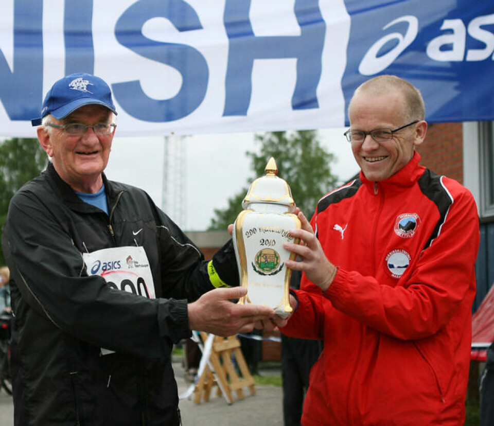 Våt og kald Nordmarka Skogsmaraton Oeinstein_Ackenhausen_200_maraton_overrekkelse_IMG_2224_640x551