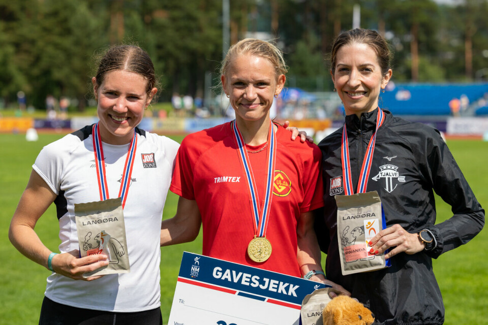 Ine Bakken ble norgesmester på 10.000 meter Ved seierspallen 8U3A0131.jpg