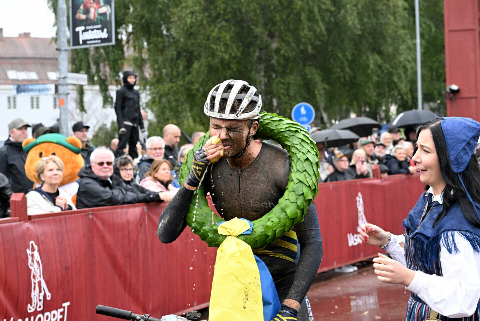Kristian Klevgård vant Cykelvasan foran Østen Brovold Midtsundstad Sälen-Mora 230811
Cykelvasan 90
Klevgård, Kristian (NOR) och kranskullan Alice Larsson.
Foto Nisse Schmidt