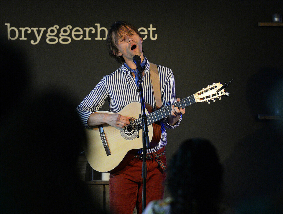 Sondre Lerche - blid som en lerke med taktfast maratonløping i dur Sondre_Lerche_gitar_foto_Bjoern_Johannessen.jpg