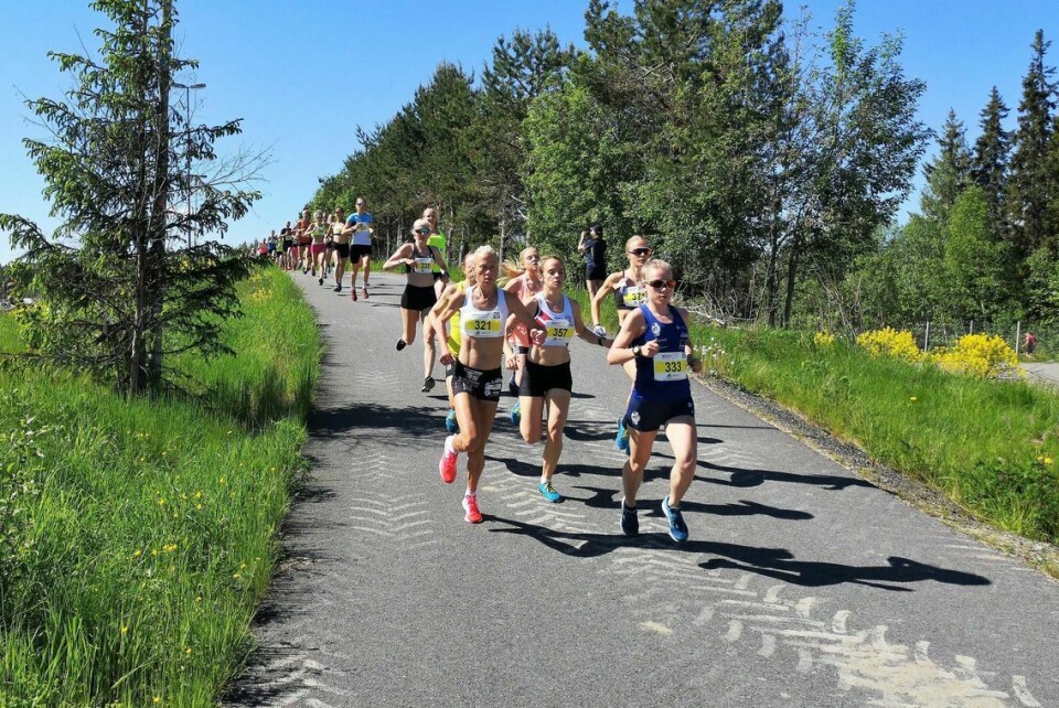 Alle reportasjene fra Birken Løpefestival Kvinnenes elitefelt like etter start. (Foto: Rolf Bakken)