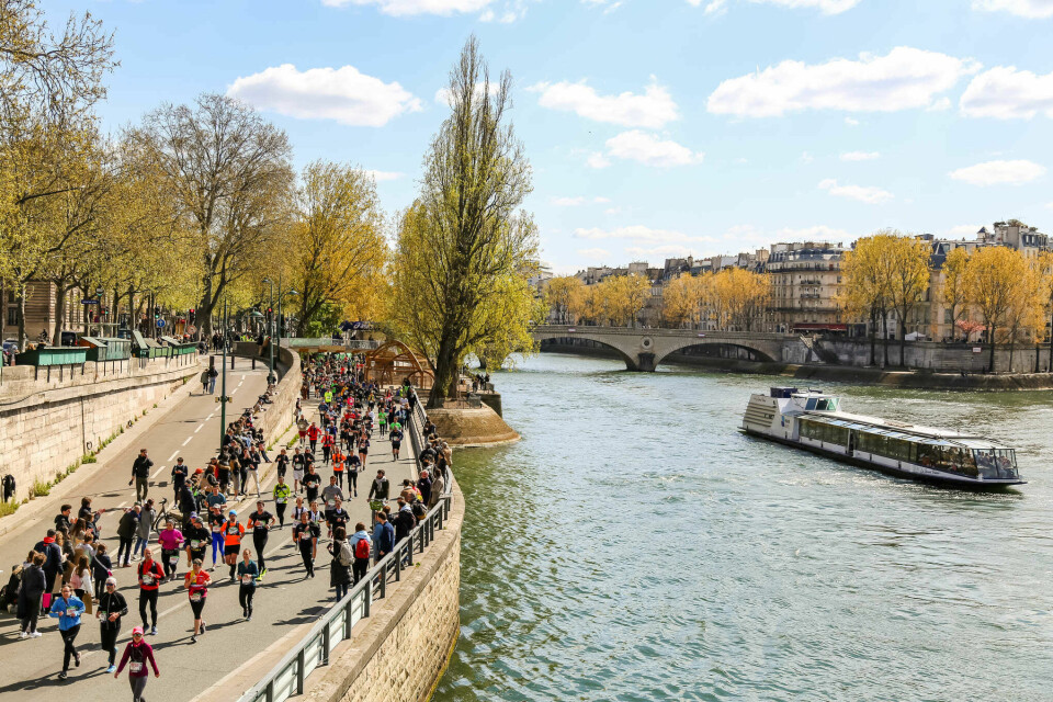 Fra årets Paris Marathon og den delen av løypa som går langs Seinen (Foto: Paris Marathon/Facebook) Fra årets Paris Marathon og den delen av løypa som går langs Seinen (Foto: Paris Marathon/Facebook)