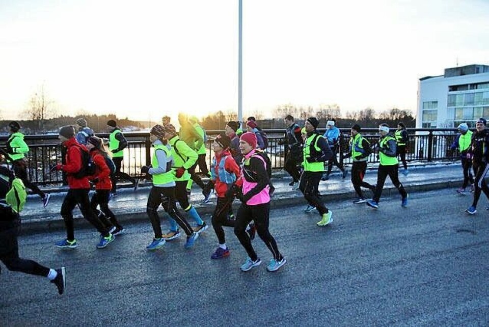 En nydelig soloppgang rammet inn starten fra Sandvika i det løperne løp Rådhustorget over Sandvikselva. Foto: Heming Leira En nydelig soloppgang rammet inn starten fra Sandvika i det løperne løp Rådhustorget over Sandvikselva. Foto: Heming Leira