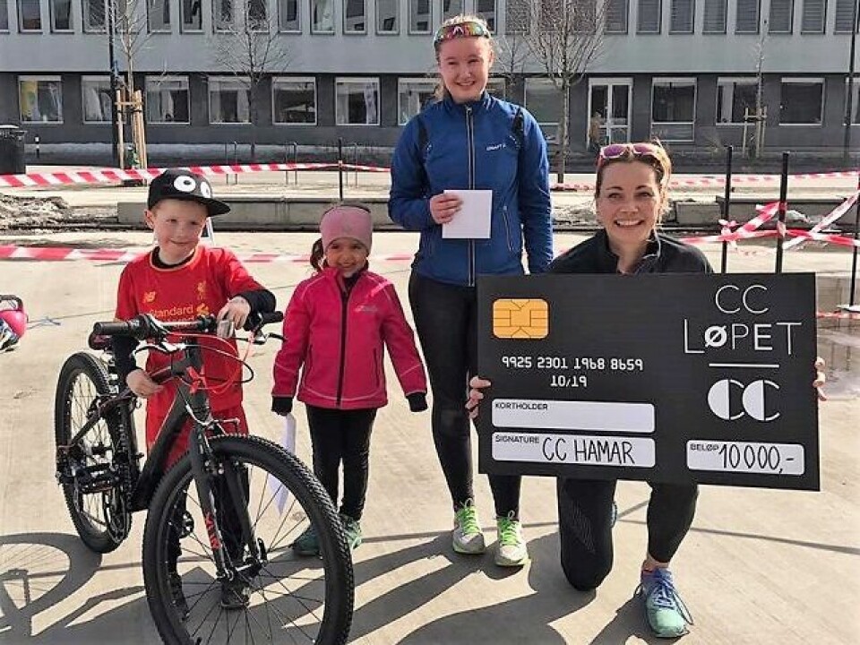 Fra v. Mateo Solsvik Haugrud vant sykkel, Alicia Slora Kristiansen vant trampoline, Gina Hoff Flensborg vant gavekort på CC på 2500 kr og Gina Fjeld stakk av med hovedpremien på 10.000 kroner som skal gå til Storhamar håndball J16. Fra v. Mateo Solsvik Haugrud vant sykkel, Alicia Slora Kristiansen vant trampoline, Gina Hoff Flensborg vant gavekort på CC på 2500 kr og Gina Fjeld stakk av med hovedpremien på 10.000 kroner som skal gå til Storhamar håndball J16.