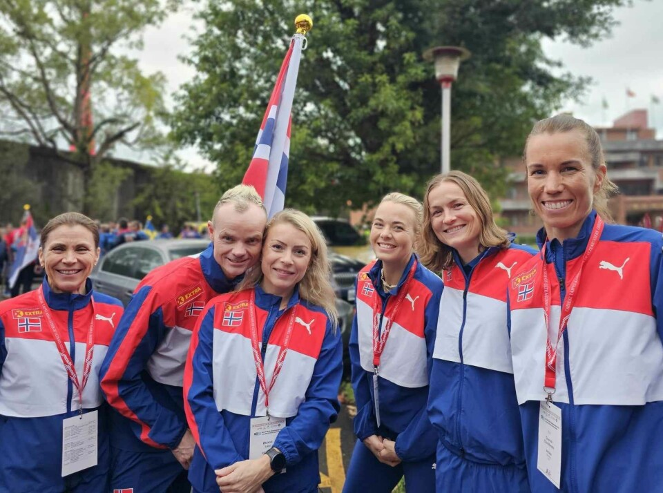 VM-løperne er klare. Vi ser fra venstre Line Caliskaner, Bjørn Tore Taranger og kjæresten Leni, Ida Slorafoss, Annette Velde sande og Else Overvik. (Foto: Aina Nygård) Den norske VM-troppen.
