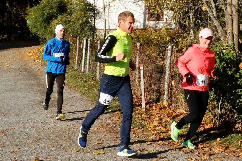 Jo Reistad i roligere tempo under Hamar Backyard Ultra 50K på lørdag. Her sammen en Bente Langøigjelten, en av få men driftige arrangører av Hamarkarusellens vintertilbud. (Foto: Rolf Bakken) Jo Reistad i roligere tempo under Hamar Backyard Ultra 50K på lørdag. Her sammen en Bente Langøigjelten, en av få men driftige arrangører av Hamarkarusellens vintertilbud. (Foto: Rolf Bakken)