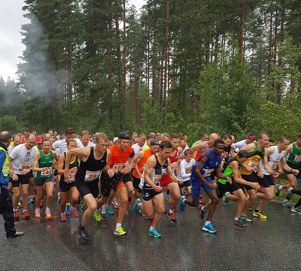 Heidi Pharo og Andreas Myhre Sjurseth vant fuktig Hytteplantest en_dampende_vaat_start.jpg