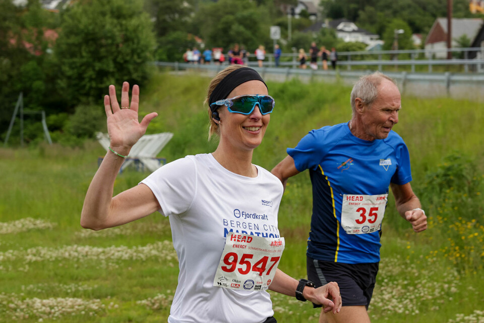 Helen Nilsen tar seg tid til å vinke til deg på vei ut på sin 5 km. (Alle foto: Arne Dag Myking) Helen Nilsen tar seg tid til å vinke til deg på vei ut på sin 5 km. (Alle foto: Arne Dag Myking)
