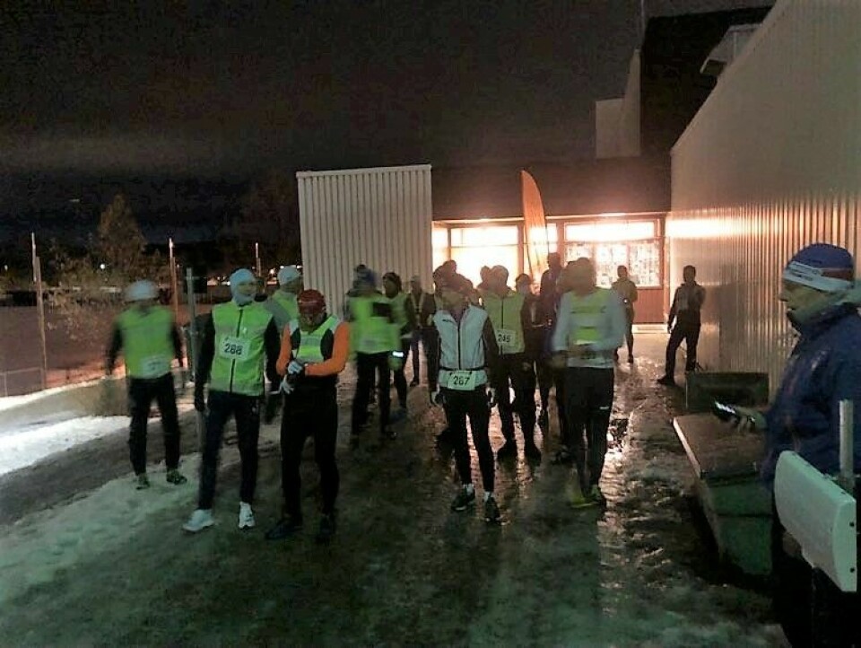 Forholdene speilet ikke deltagelsen da 30 speilet seg i isen utenfor Prestrudhallen denne milde januarkvelden. (Foto: Esther Innselset) Forholdene speilet ikke deltagelsen da 30 speilet seg i isen utenfor Prestrudhallen denne milde januarkvelden. (Foto: Esther Innselset)