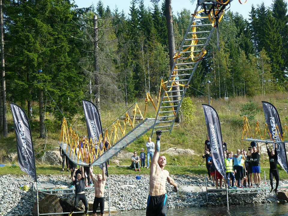 1813 fullførte hinderløpet Toughest i Holmenkollen Kai_Eriksen_henger_fra_en_arm.jpg