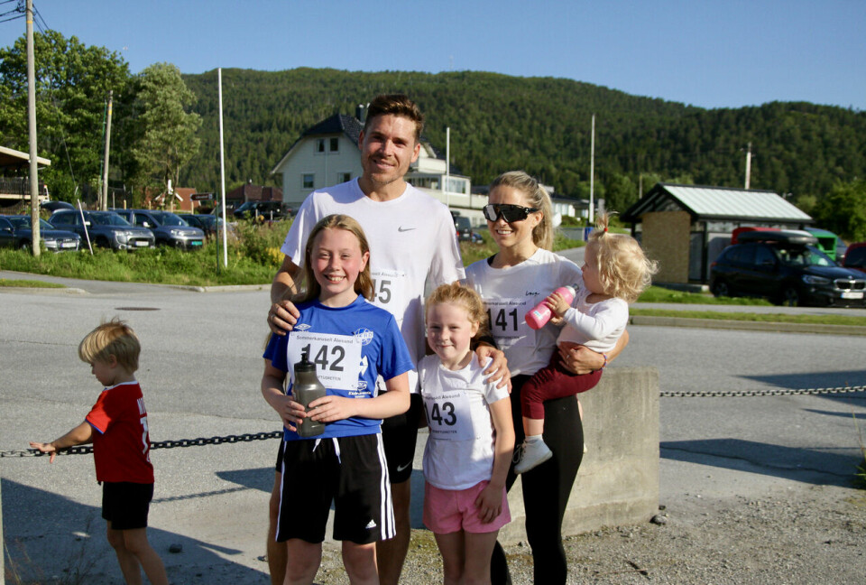 Familien Tollås fra Ålesund var på ferie i heimbyen og brukte onsdagskvelden på løp i Spjelkavika. Helle, Thea og Hanne sprang 5 km, mens far sjølv, Kristoffer Tollås sprang 10 km på tiden 32.34. Alle bildene er tatt av Helge Fuglseth Familien Tollås fra Ålesund var på ferie i heimbyen og brukte onsdagskvelden på løp i Spjelkavika. Helle, Thea og Hanne sprang 5 km, mens far sjølv, Kristoffer Tollås sprang 10 km på tiden 32.34. Alle bildene er tatt av Helge Fuglseth