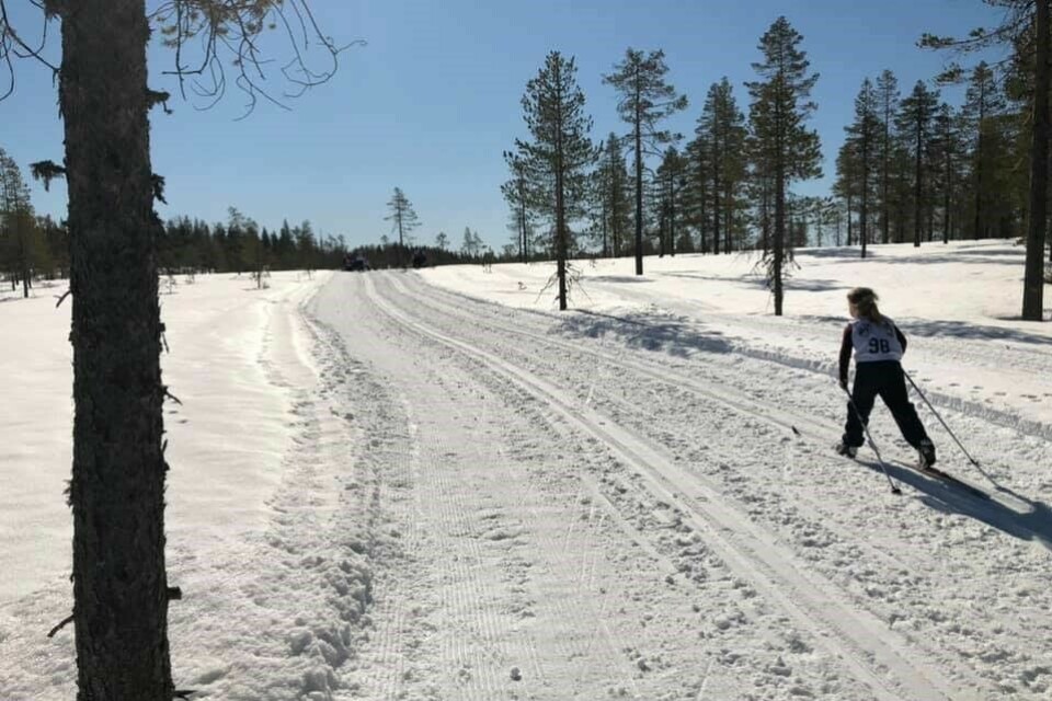 Munksjørennet er et familievennlig arrangement, og små og store koser seg i sitt eget tempo i løypa som inneholder bare en motbakke opp fra starten på Munksjøen. (Foto: Vegard Olsen) Munksjørennet er et familievennlig arrangement, og små og store koser seg i sitt eget tempo i løypa som inneholder bare en motbakke opp fra starten på Munksjøen. (Foto: Vegard Olsen)
