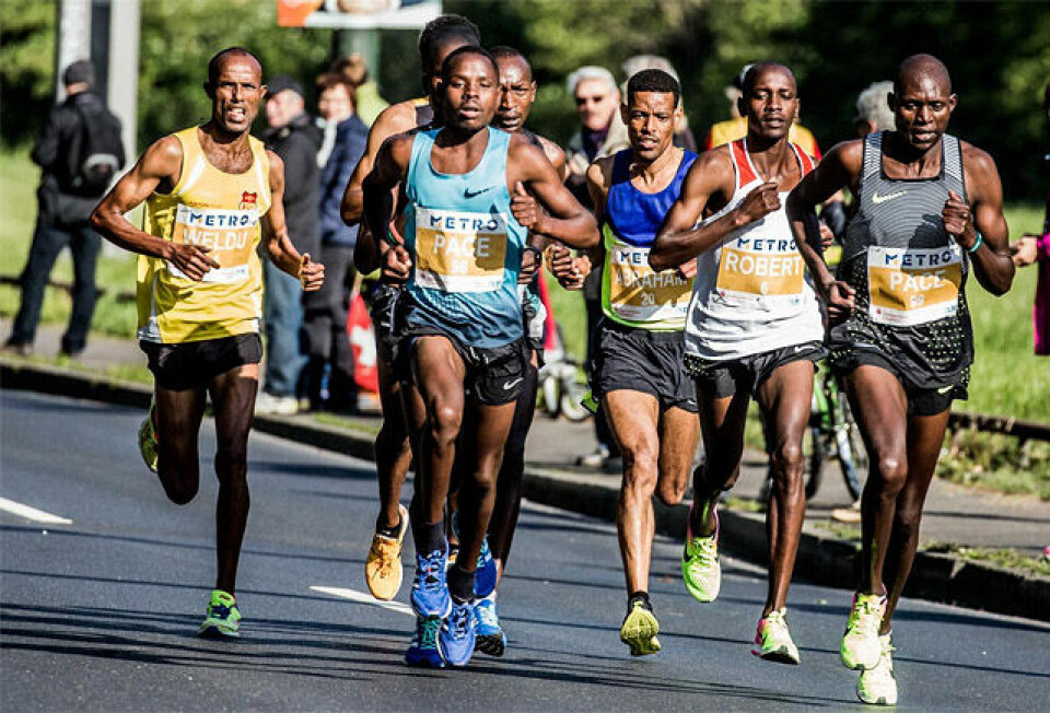 BUL-løperen Weldu Negash Gebretsadik (til venstre) løp inn til andreplass i Düsseldorf Marathon. Robert Chemonges fra Uganda (nest lengst til høyre) vant. (Foto: larasch.de) BUL-løperen Weldu Negash Gebretsadik (til venstre) løp inn til andreplass i Düsseldorf Marathon. Robert Chemonges fra Uganda (nest lengst til høyre) vant. (Foto: larasch.de)