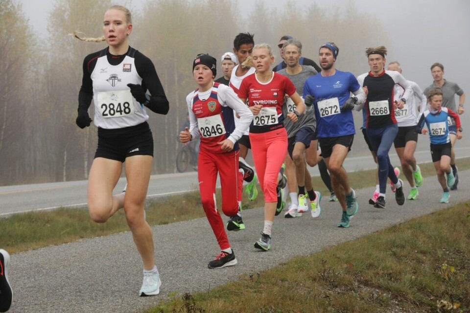 I Perseløpet var det seeding etter nivå og ikke kjønn eller alder. I front her ser vi vinneren av kvinnenes 5 km, Ingrid Folvik og nummer to, Christine Næss. Mellom dem ser vi Ulrik Jåvoll Hagen i G12-13. (Foto: Bjørn Hytjanstorp) I Perseløpet var det seeding etter nivå og ikke kjønn eller alder. I front her ser vi vinneren av kvinnenes 5 km, Ingrid Folvik og nummer to, Christine Næss. Mellom dem ser vi Ulrik Jåvoll Hagen i G12-13. (Foto: Bjørn Hytjanstorp)