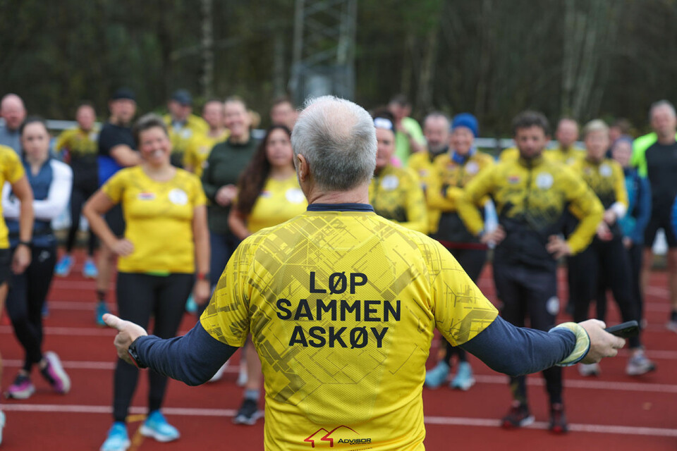 Trond Pedersen informerer en pulje som er klar til å starte på baneløpet i Askøytrippelen. (Foto: Arne Dag Myking) Trond Pedersen informerer en pulje som er klar til å starte på baneløpet i Askøytrippelen. (Foto: Arne Dag Myking)