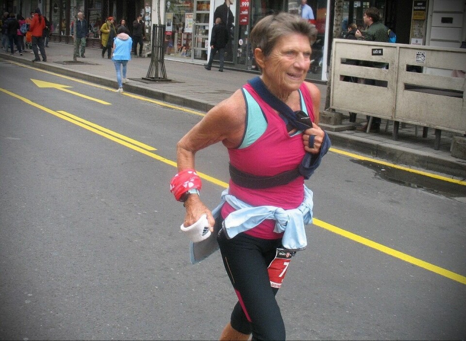 Vera Nystad løp hele maratonløpet med venstre armen i fatle. (Foto: Zvonko Ra) Vera Nystad løp hele maratonløpet med venstre armen i fatle. (Foto: Zvonko Ra)