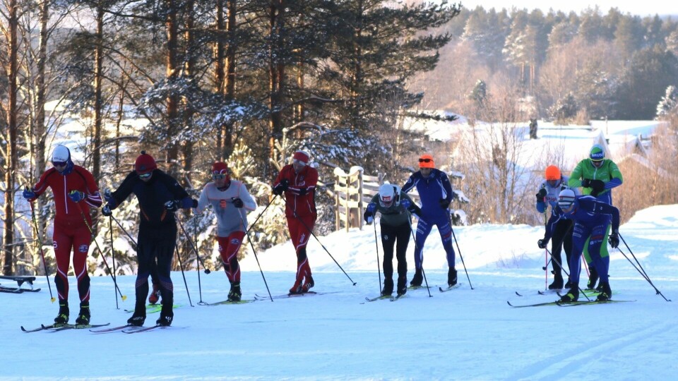 Starten ble drøyd et par timer, men det var likevel 15 minusgrader da starten gikk for 16 løpere på Strandbygda skistadion klokken 13. (Foto: Sigurd Westgård) Starten ble drøyd et par timer, men det var likevel 15 minusgrader da starten gikk for 16 løpere på Strandbygda skistadion klokken 13. (Foto: Sigurd Westgård)