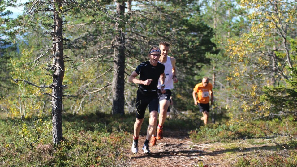 Treeren Kjell Vegard Opheim foran vinneren Espen Nyland på Klekkfjellet i fjorårets halvmaraton på Budor. (Foto: Rolf Bakken) Treeren Kjell Vegard Opheim foran vinneren Espen Nyland på Klekkfjellet i fjorårets halvmaraton på Budor. (Foto: Rolf Bakken)