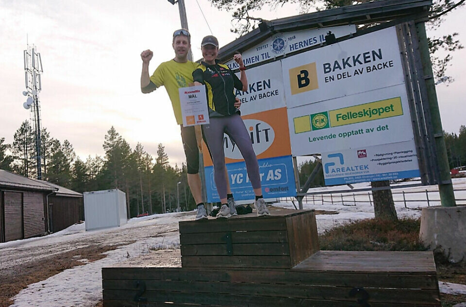 Marit Aamdal og Thomas Pedersen tok turen til Elverum på tirsdag og tok like så godt alle tre løpene på rappen. Her troner det spreke paret på pallen på Varden skistadion i Hernes etter å ha fullført «Melkesyras lange farvel». (Foto: Privat) Marit Aamdal og Thomas Pedersen tok turen til Elverum på tirsdag og tok like så godt alle tre løpene på rappen. Her troner det spreke paret på pallen på Varden skistadion i Hernes etter å ha fullført «Melkesyras lange farvel». (Foto: Privat)