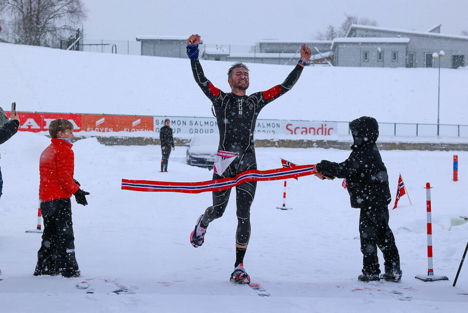 Tor-Aanen Kallekleiv kan juble over seier i Bergen Vintermaraton og for at han klarte sitt mål om å sette en ny rekord i Guinness rekordbok. Hans to sønner holder opp målseglet. (Alle foto: Arne Dag Myking) Tor-Aanen Kallekleiv løper i mål på Fana Stadion