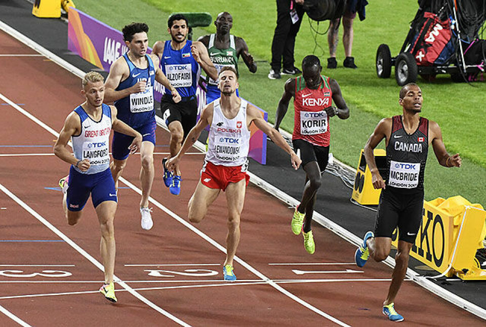Emmanuel Bett var en av de største gullkandidatene på 800 meteren. Etter fjerdeplass i semifinalen må han nøye seg med å være tilskuer under finalen. (Foto: Bjørn Johannessen) Emmanuel Bett var en av de største gullkandidatene på 800 meteren. Etter fjerdeplass i semifinalen må han nøye seg med å være tilskuer under finalen. (Foto: Bjørn Johannessen)