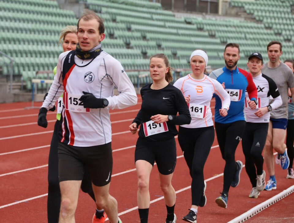 Banesesongåpning med tre heat på 5000 m på Bislett Bislett-kvinnefelt.jpg