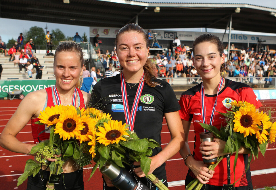 Vilde Våge Henriksen (midten) vant hinderfinalen foran Sara Aarsvoll Svarstad (venstre) og Sara Busic. (Foto: Kjell Vigestad) Vilde Våge Henriksen (midten) vant hinderfinalen foran Sara Aarsvoll Svarstad (venstre) og Sara Busic. (Foto: Kjell Vigestad)