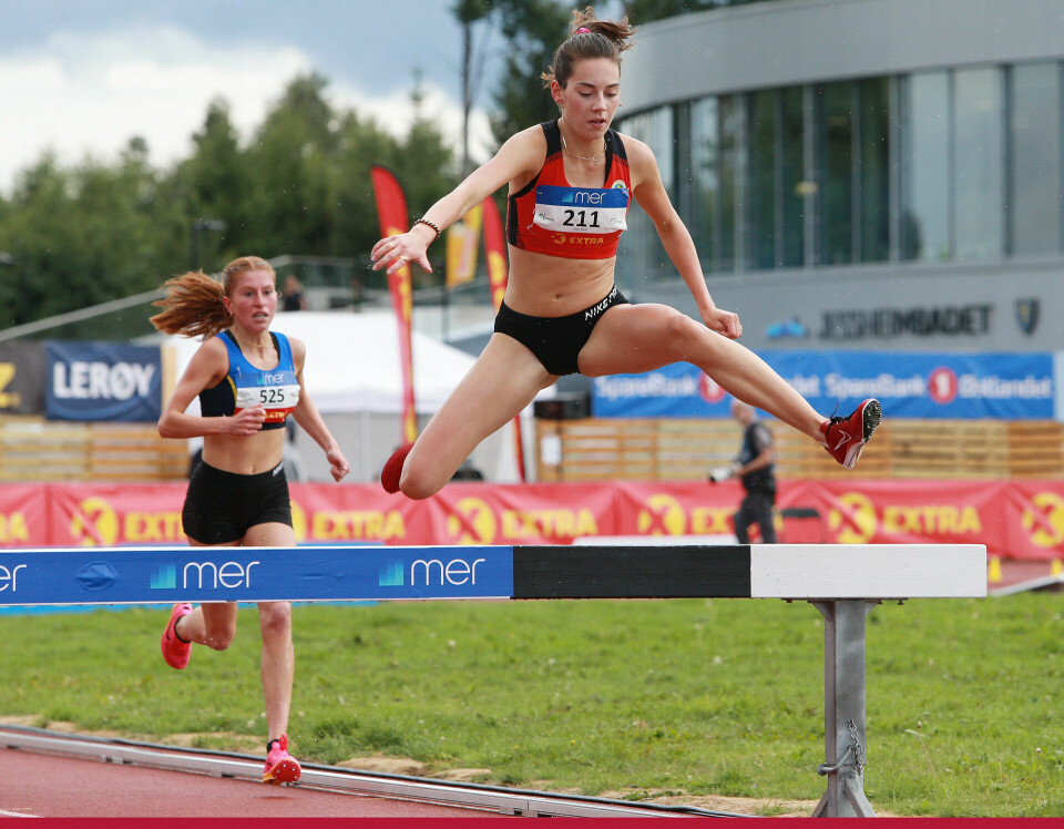 Dramatikk da Vilde Våge Henriksen vant NM-gull på hinder 3000m_hinder_damer_Sara_Busic_holder_Engebretsen_bak_seg_AZ3T0626.jpg