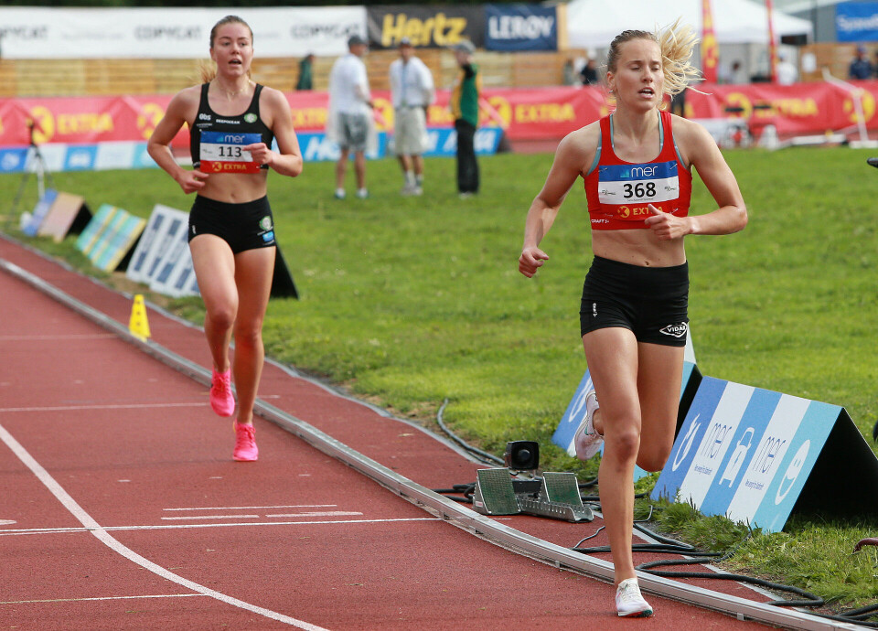 Dramatikk da Vilde Våge Henriksen vant NM-gull på hinder 3000m_hinder_damer_1_runde_igjen_Svarstad_drar_fra_Henriksen_AZ3T0668.jpg