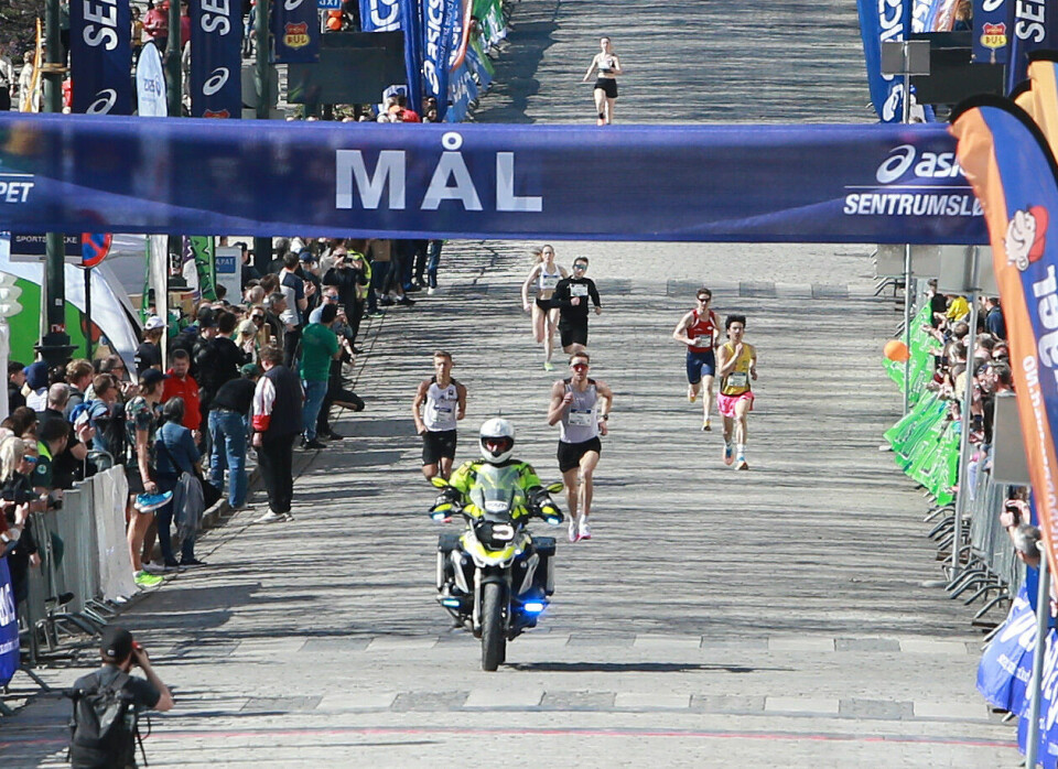 Ånung Viken klar vinner av Sentrumssprinten 800m_feltet_forbi_Grand_Hotel_AZ3T8683.jpg