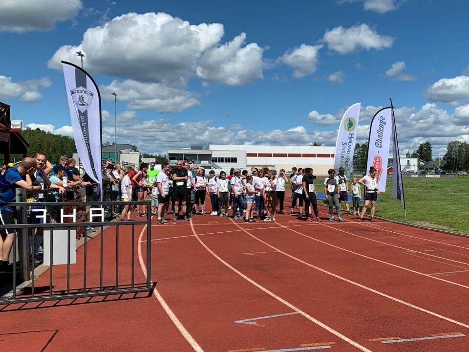Vellykket debut for motbakkeløpet Foodman Challenge på Bjørkelangen Start_på_firidrettsbanen.jpg