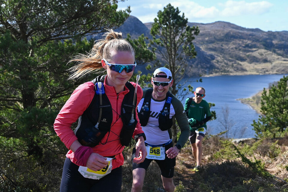 God stemning i løypen for Sandnes Ultra Trail: her kommer Nora Eriksen Lindland foran Eivind Sande. (Foto: Elin Mæland) Nora Eriksen LINDLAND