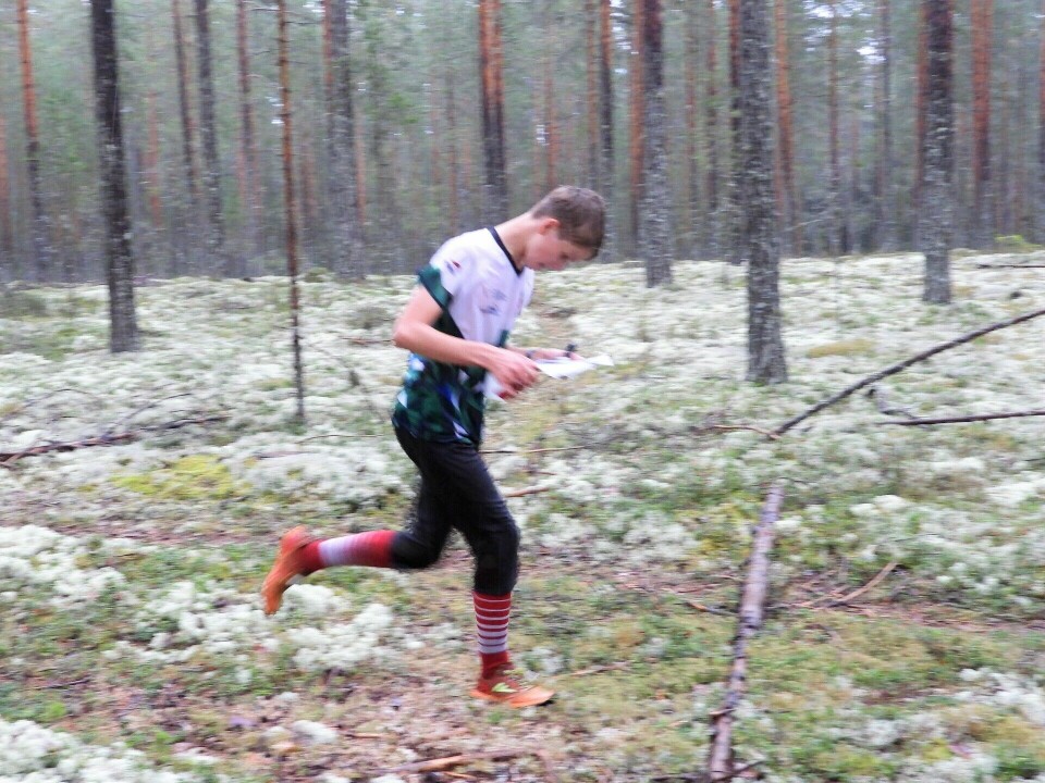 Stor fart i Nammo-cupen på furumoen i Elverum Nikolai Teslo på passeringspost.jpg