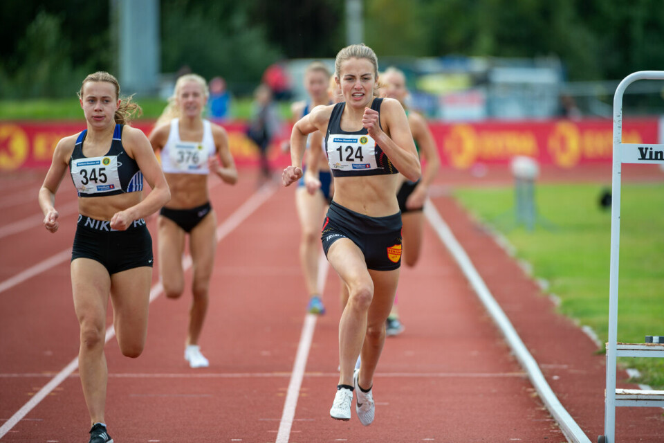 UM 2020: Ingeborg Østgård (J17) og Ole Jakob Høsteland Solbu (G17) vant 800 meter J17_800m_Heat2_spurt_DSC0094.jpg