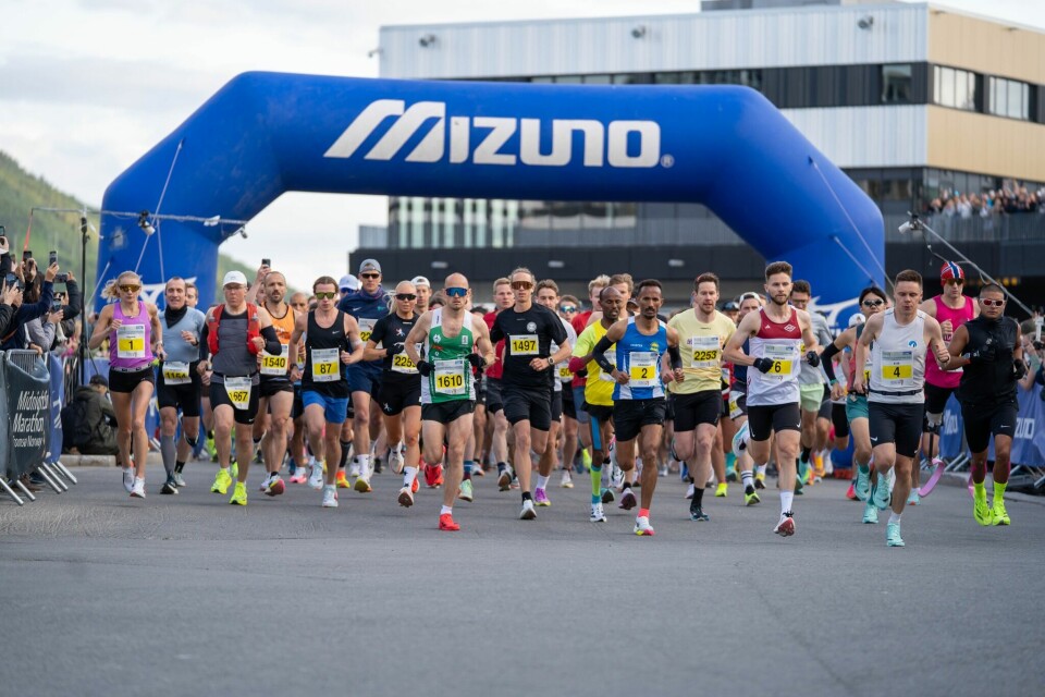 Fra starten på maratondistansen kl 20:30. (Foto: arrangøren) Fra starten på maratondistansen kl 20:30. (Foto: arrangøren)