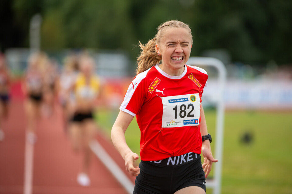 UM 2020: Ingeborg Østgård (J17) og Ole Jakob Høsteland Solbu (G17) vant 800 meter J17_800m_Heat1_Ingrid Kilvær Nilssen (182)_Mål_DSC0068.jpg