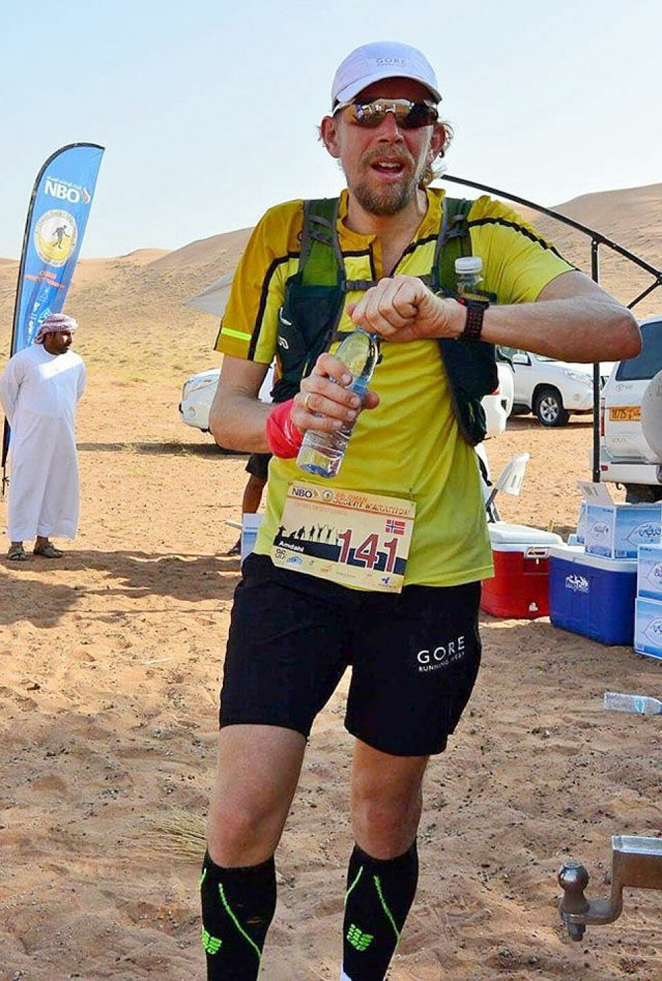 Sjetteplass sammenlagt for Sondre Amdahl i Oman Desert Marathon Sondre_drikker.jpg