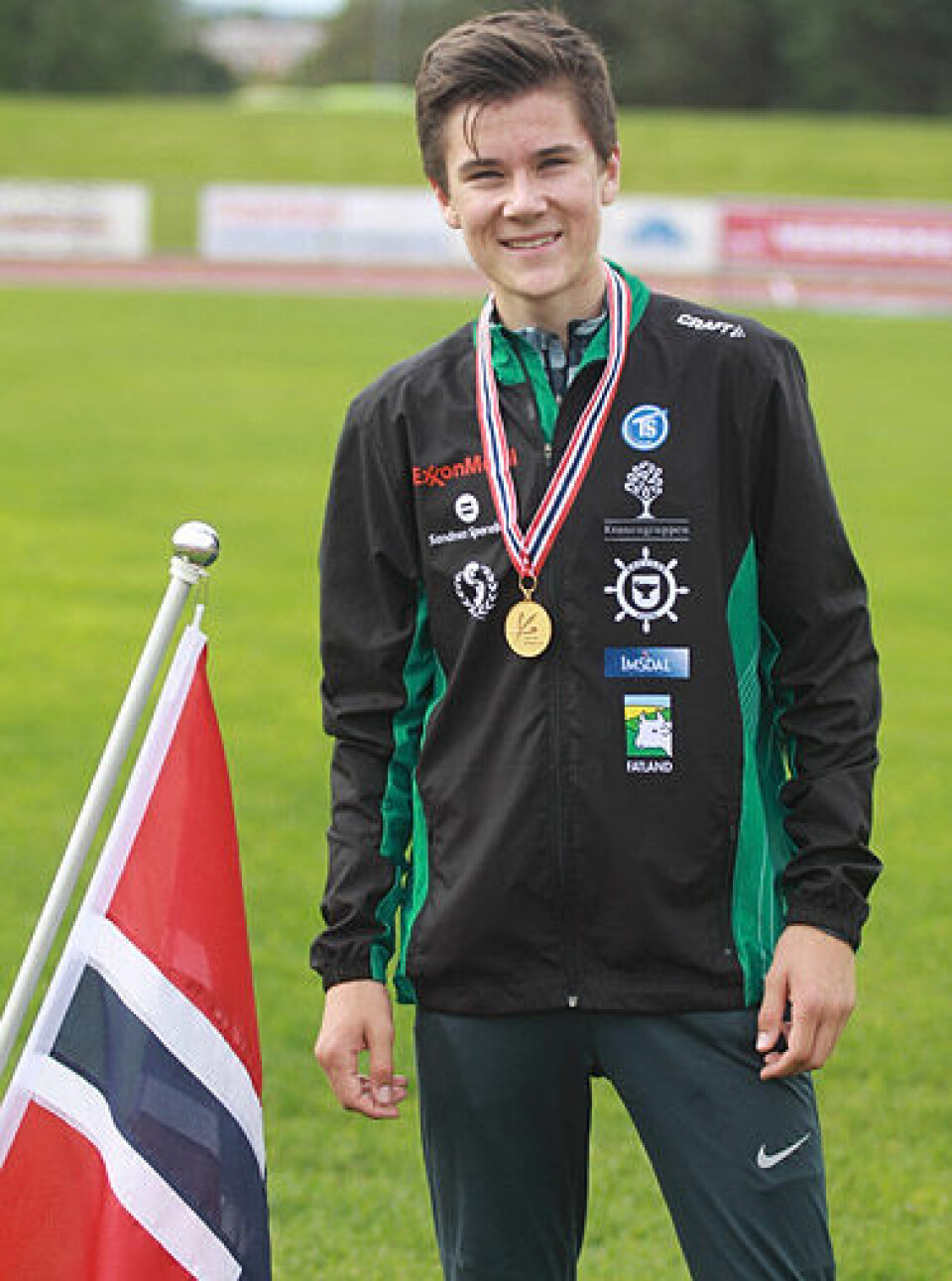 UM 2015 - Jakob Ingebrigtsen med verdensrekord på 2000 m UM2000mG15_Jakob_flagget_gull.jpg