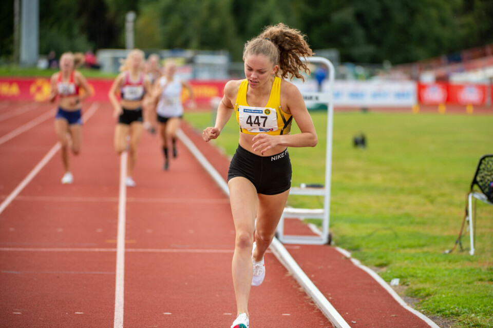 UM 2020: Ingeborg Østgård (J17) og Ole Jakob Høsteland Solbu (G17) vant 800 meter J17_800m_Heat1_Nora Hegdahl (447)_Mål_DSC0070.jpg