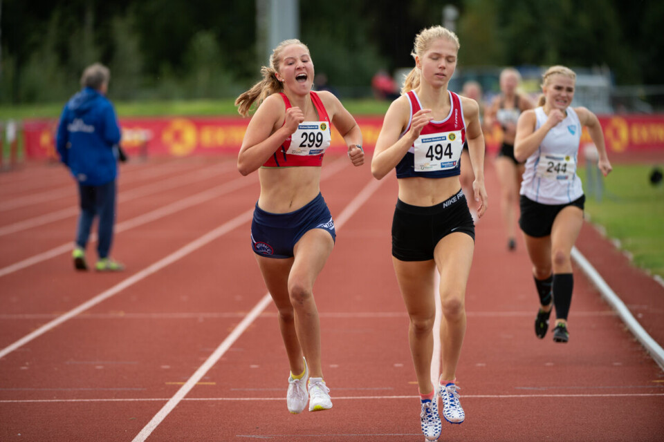 UM 2020: Ingeborg Østgård (J17) og Ole Jakob Høsteland Solbu (G17) vant 800 meter J17_800m_Heat1_Bertine Haneberg (494)_Mål_DSC0072.jpg