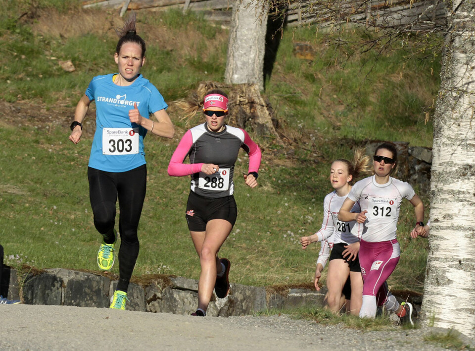 Hanne Mjøen Maridal (303), LIF/Team Ingrid Kristiansen, tok teten i startpulja og ble raskeste kvinneløper i mål. Her foran Sigrid Sundgaard (288) fra Søre Ål IL/NTG,, som ble nr. 3 i klasse K 16-19 år, Tuva Bakkemo (312) fra Gjøvik skiklubb, nr. 3 i klasse aktive 20-35 år og Iris Tollan Brandhaug (281) LIF, som vant klasse K 12-15 år. (Foto: Jørgen Skaug) Hanne Mjøen Maridal (303), LIF/Team Ingrid Kristiansen, tok teten i startpulja og ble raskeste kvinneløper i mål. Her foran Sigrid Sundgaard (288) fra Søre Ål IL/NTG,, som ble nr. 3 i klasse K 16-19 år, Tuva Bakkemo (312) fra Gjøvik skiklubb, nr. 3 i klasse aktive 20-35 år og Iris Tollan Brandhaug (281) LIF, som vant klasse K 12-15 år. (Foto: Jørgen Skaug)