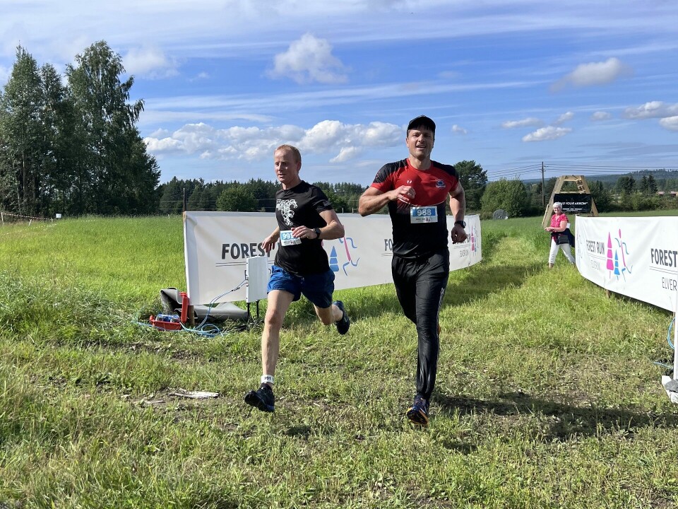 Thomas Rønningen (til venstre) og Robert Paulsbyen side om side over mål etter 8 km med hindringer i tøft terreng. (Foto: Arrangøren) Thomas Rønningen (til venstre) og Robert Paulsbyen side om side over mål etter 8 km med hindringer i tøft terreng. (Foto: Arrangøren)