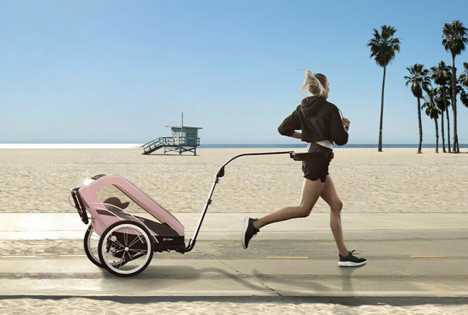 Med Cybex Zeno har du muligheten til å trekke vogna bak deg uten å bruke hendene. (Foto: Cybex) Med Cybex Zeno har du muligheten til å trekke vogna bak deg uten å bruke hendene. (Foto: Cybex)