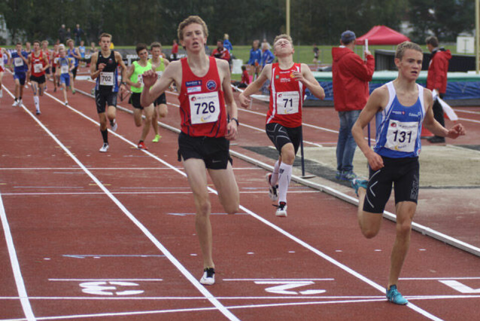 UM 2015 - Jakob Ingebrigtsen med verdensrekord på 2000 m UM2K_G15_spurt_silverkampen.jpg