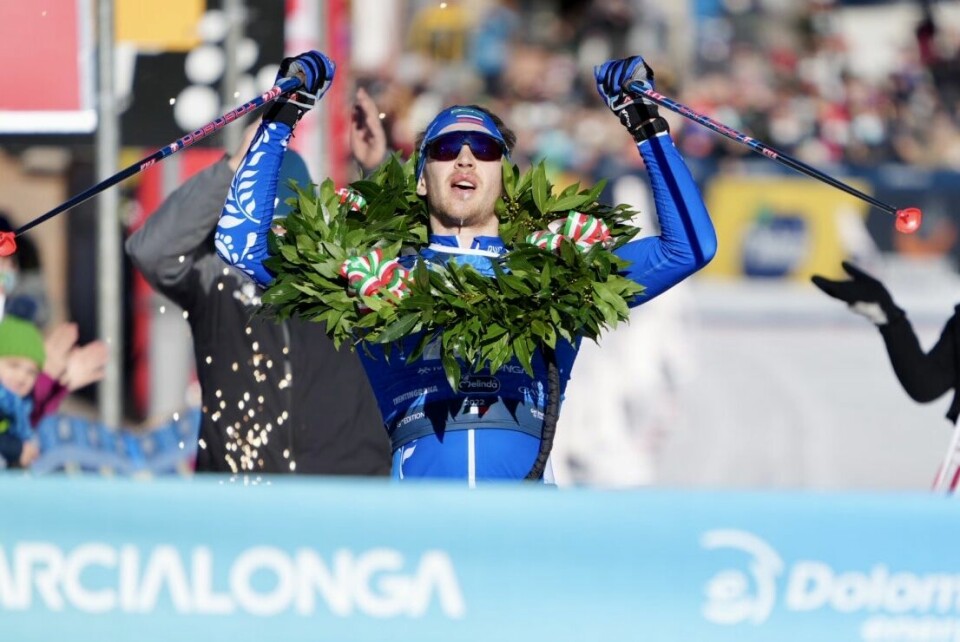 Ermil Vokuev mottar laurbærkransen som vinner etter å ha gått alene i front gjennom mesteparten av rennet. (Foto: Visma Ski Classics/Magnus Östh) Ermil Vokuev mottar laurbærkransen som vinner etter å ha gått alene i front gjennom mesteparten av rennet. (Foto: Visma Ski Classics/Magnus Östh)
