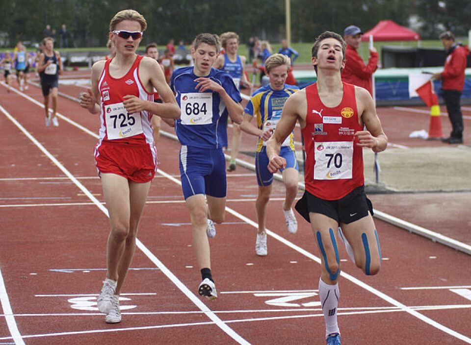UM 2015 - Jakob Ingebrigtsen med verdensrekord på 2000 m UM2K_G15_feltet4_spurt_feltet.jpg