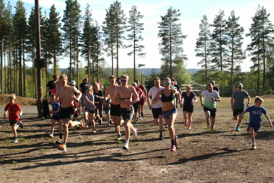 Sommerlig sesongstart på Strandbygda skistadion mandag kveld. (Foto: Rolf Bakken) Sommerlig sesongstart på Strandbygda skistadion mandag kveld. (Foto: Rolf Bakken)