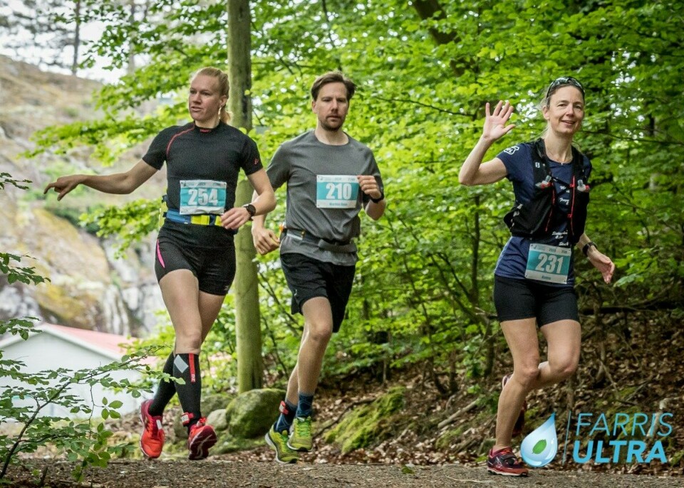 Fra venstre ser vi vinneren av halvmaraton for kvinner, Kine Gulliksen, deretter Markus Holm Gulliksen og Hanne Vigander (Foto:Morten Løvaas) Fra venstre ser vi vinneren av halvmaraton for kvinner, Kine Gulliksen, deretter Markus Holm Gulliksen og Hanne Vigander (Foto:Morten Løvaas)